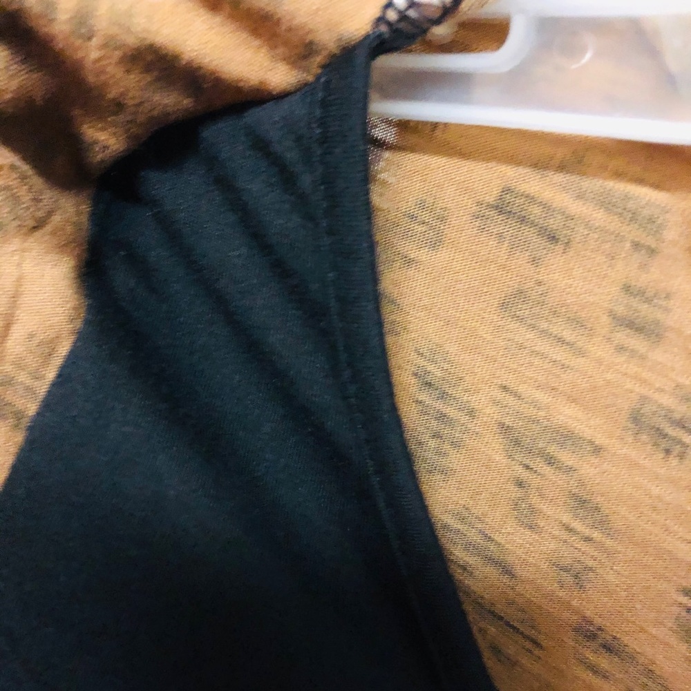 Nice leopard top. - Picture 5 of 5